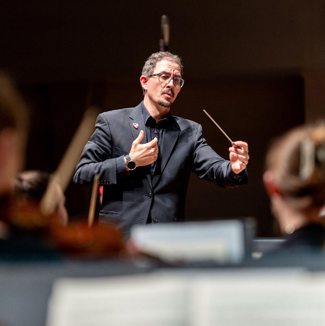 Emanuele Andrizzi conducts Symphony Orchestra